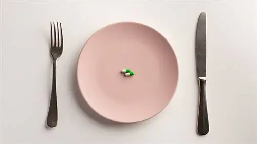 таблетки на тарелке с вилкой и ножом