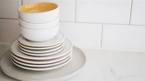 стопка тарелок и мисок