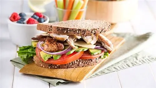 сэндвич с курицей и овощами на цельнозерновом хлебе