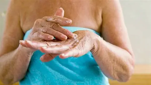 женщина наносит лосьон на руки