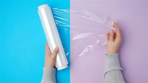 руки с полиэтиленовой пленкой