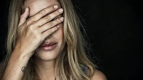 женщина закрыла лицо