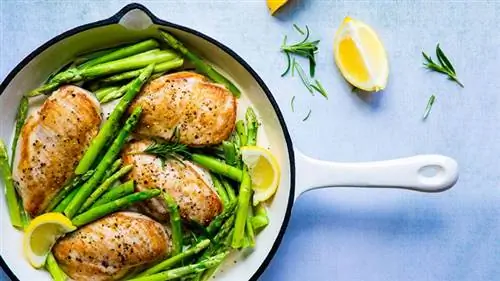 белковая нежирная говядина, органическая курица, индейка, жирная рыба и яйца, или обезжиренные и нежирные молочные продукты, или из орехов, бобов и семян