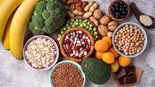 Богатые клетчаткой сырые овощи, фрукты, бобы, орехи и цельнозерновые продукты улучшают уровень холестерина, балансируют уровень сахара в крови.