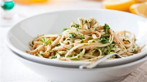 цельнозерновые макароны с оливковым маслом и зеленью