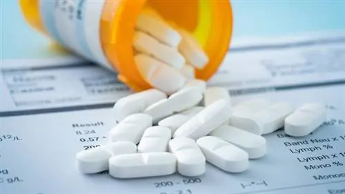 фото рецептурных лекарств, вылитых на бумагу