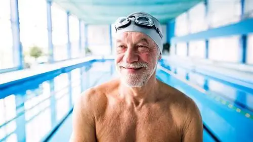 мужчина стоит у бассейна