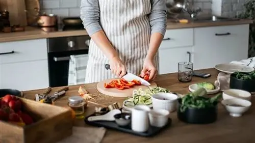 Иммуностимулирующие продукты для людей с диабетом женщина режет красный перец на кухне