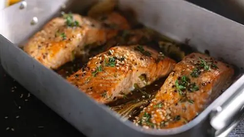 жирная рыба, например, запеченный лосось