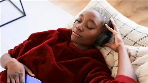 женщина практикует снижение стресса на основе осознанности