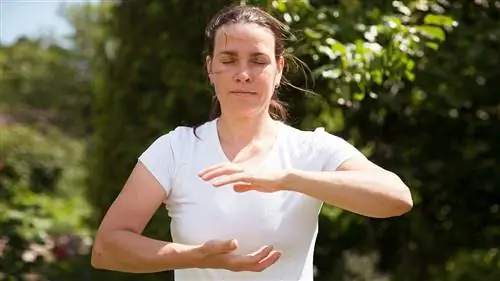 Женщина, практикующая цигун тайцзи