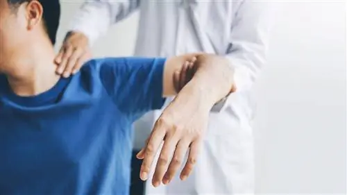 Человек, получающий терапию по переработке боли