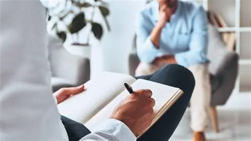 человек, получающий когнитивно-поведенческую терапию