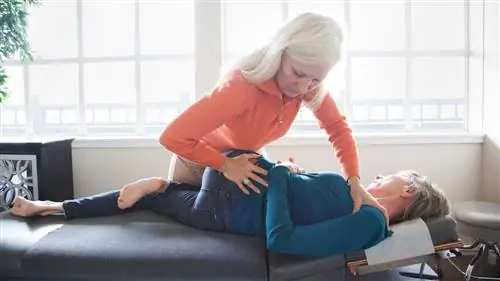 женщина, получающая хиропрактику