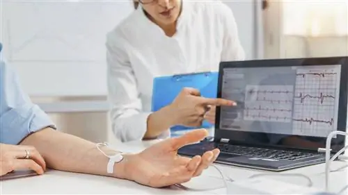 человек, получающий терапию биологической обратной связью