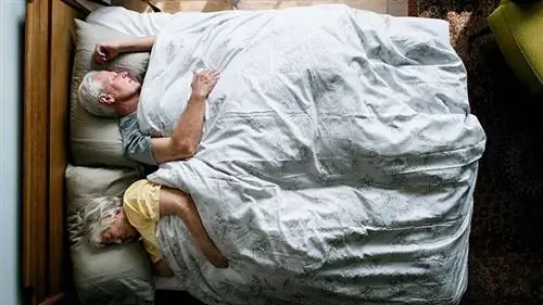 пара спит в постели