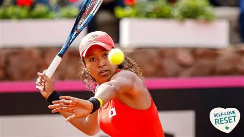 Наоми-Осака играет в теннис