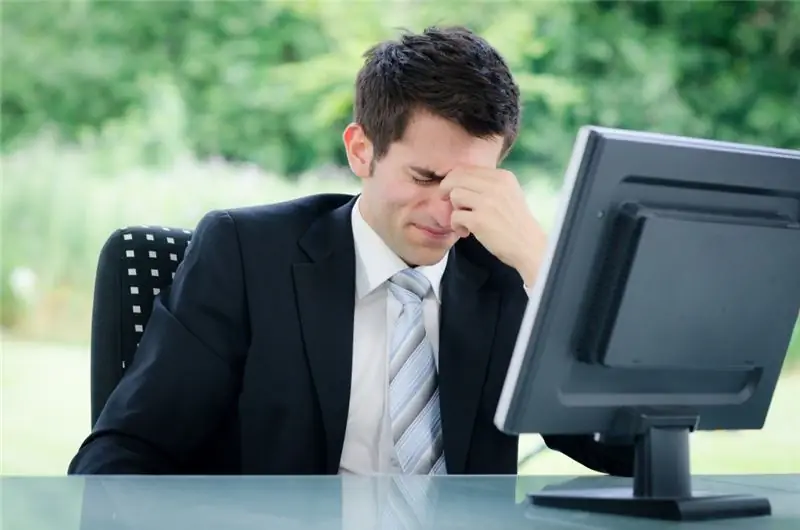 Распространенная причина - работать часами и пялиться в компьютер. Изображение: Фабрика картин - fotolia