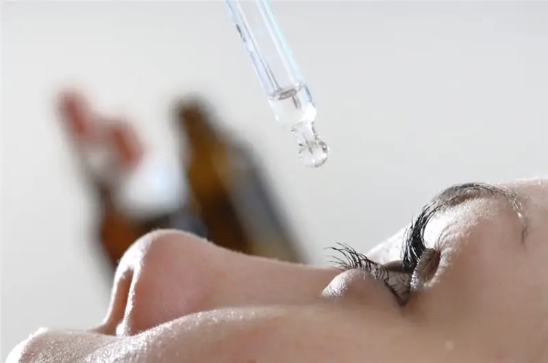 Глазные капли используются для лечения многих заболеваний глаз. Изображение: Герхард Зайберт - fotolia