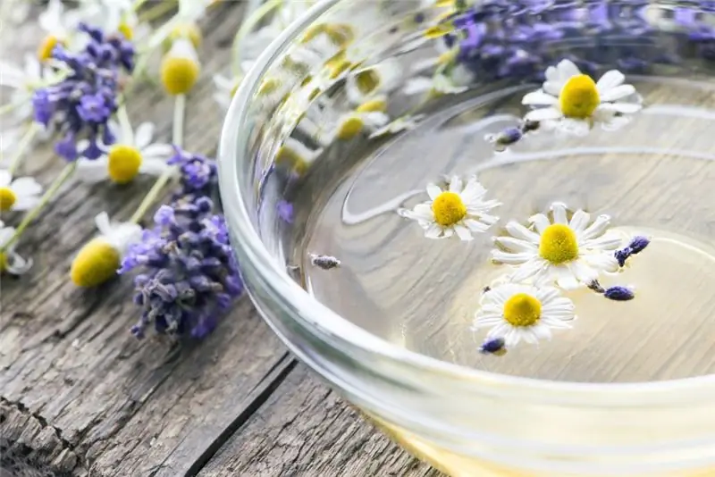 Ромашка уменьшает воспаление и боль. (Изображение: Соня Биркельбах - fotolia)