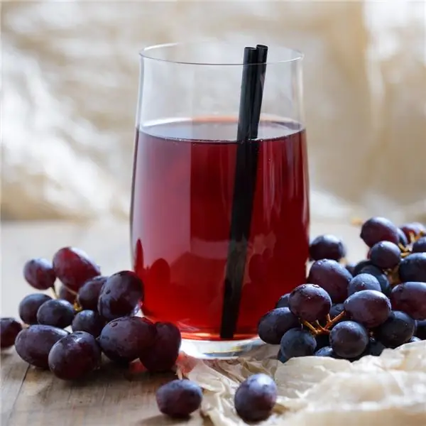 Сок красного винограда богат железом и может компенсировать дефицит. Изображение: Китти - фотолия