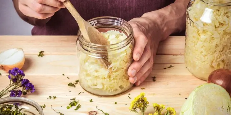 Приготовление квашеной капусты в стакане