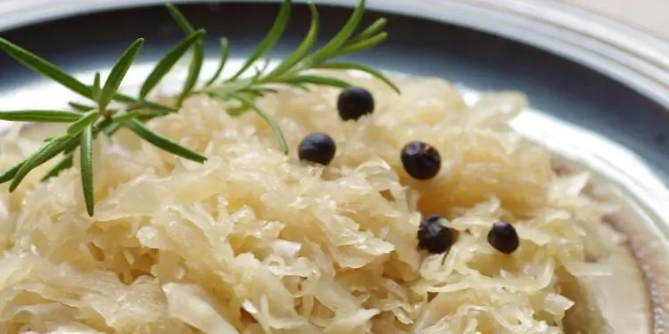 Кислый круат с ягодами можжевельника и розмарином