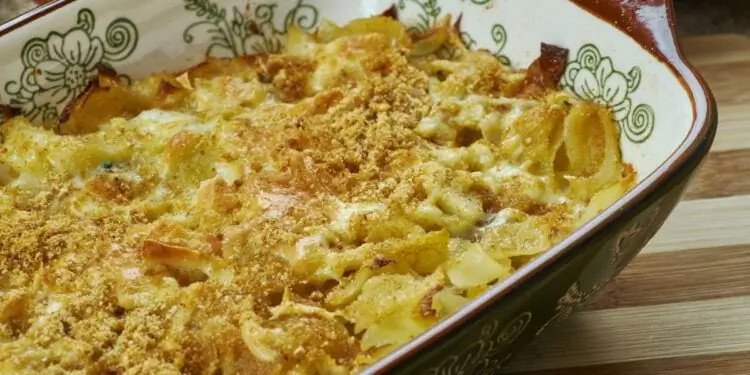 Запеканка из квашеной капусты с картофелем в сотейнике