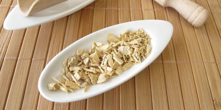 Чаша с кусочками горького дерева