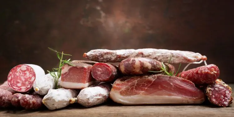 Различные виды копченых колбас