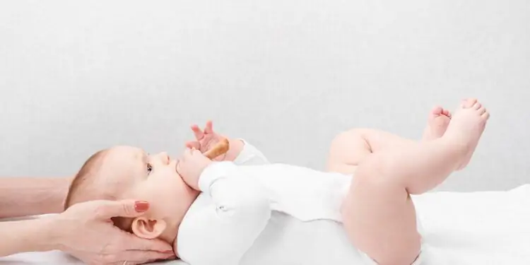 Ребенок получает остеопатическое лечение в области шеи