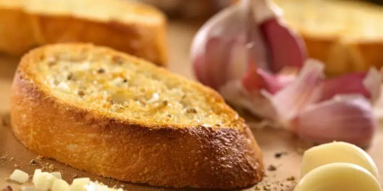 Поджаренный ломтик белого хлеба с чесноком