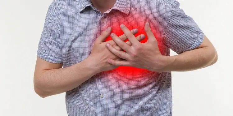 Мужчина хватается за левую грудь обеими руками