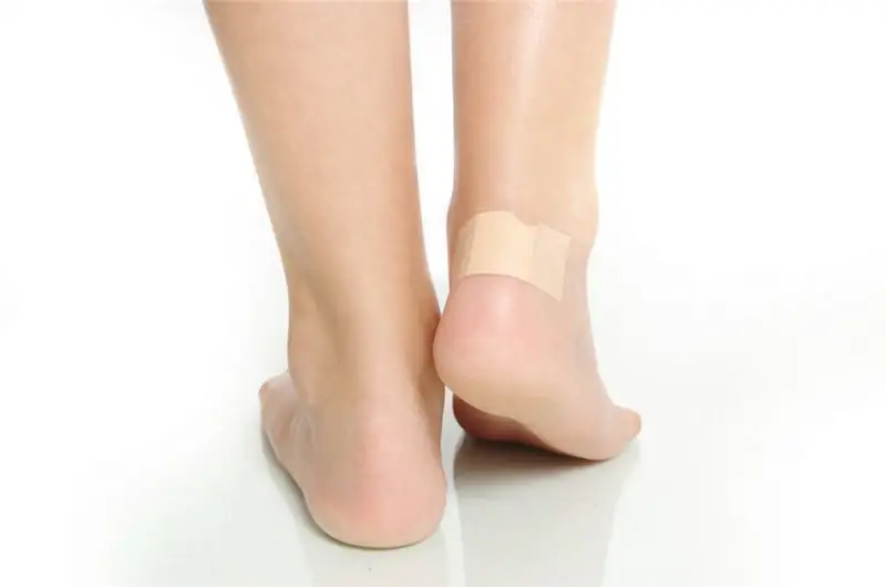 Специальные блистерные пластыри предотвращают дальнейшую нагрузку на поврежденную кожу и способствуют заживлению. (Изображение: Дрон/fotolia.com)