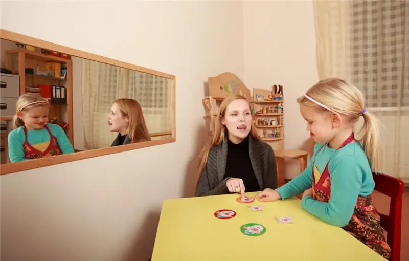 Речевое развитие часто нарушается при аутизме, и логопед может помочь не только в диагностике, но и в лечении. (Изображение: photowahn(/fotolia.com)