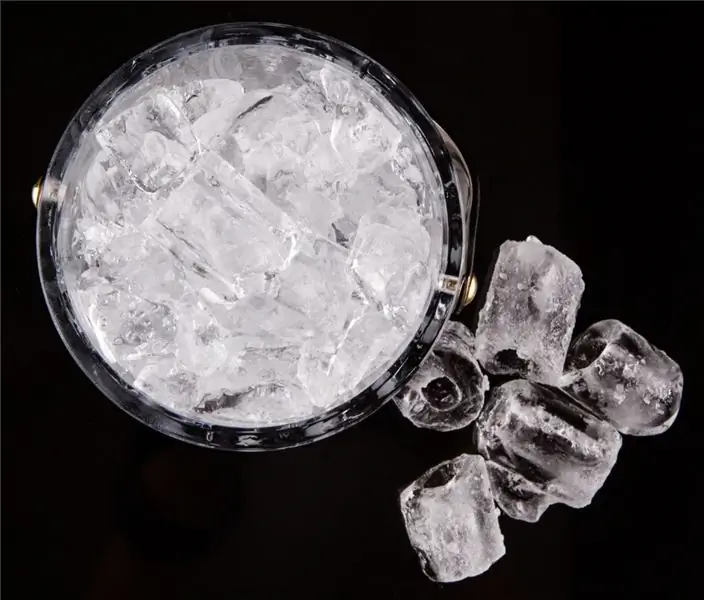 Купание в миске с ледяной водой можно использовать для облегчения боли в суставах, но оно подходит не всем пациентам и используется только для облегчения симптомов. (Изображение: akulamatiau/fotolia.com)