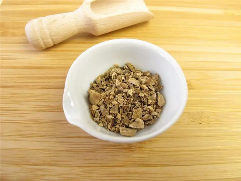 Различные растительные активные ингредиенты, такие как высушенный корень когтя африканского дьявола, используются для лечения хронического полиартрита. (Изображение: Хайке Рау/fotolia.com)