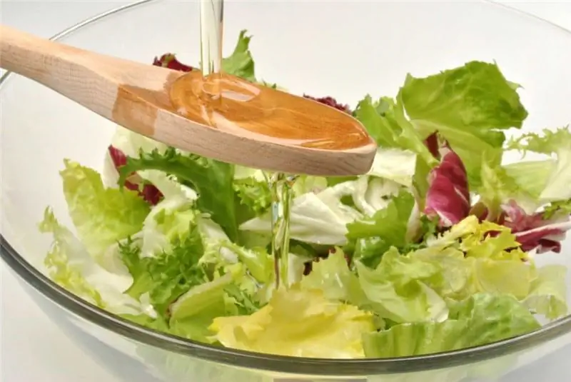Салат поливают маслом Салат поливают маслом
