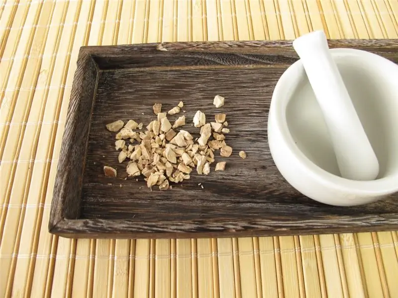 Кусочки корня аира с раствором и пестиком