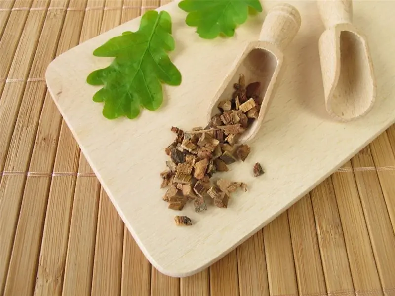 Нарезал рис на деревянной доске