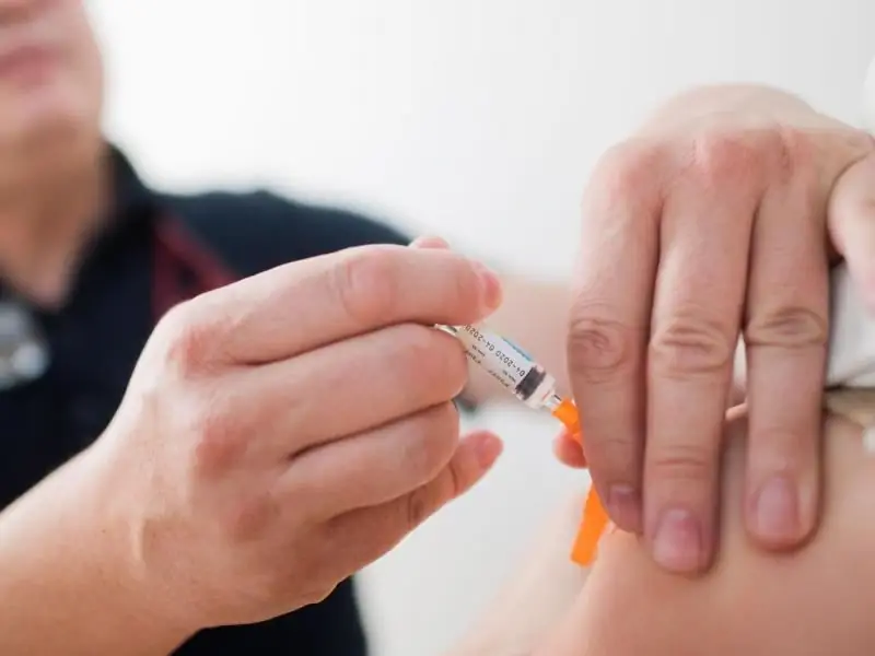 Вакцинация против коронавируса у детей: польза и риски