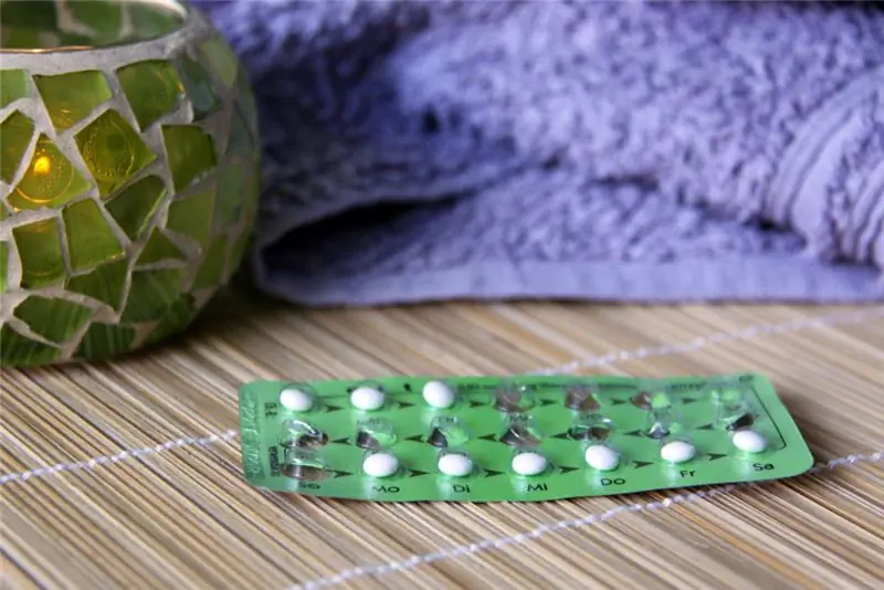 Таблетки - один из самых популярных методов контрацепции среди немцев. Однако прием препарата связан с риском для здоровья. Основываясь на фактах, женщины могут сами выяснить, является ли таблетка подходящим противозачаточным средством для них. (Изображение: Кристина Рюттен/fotolia.ком)