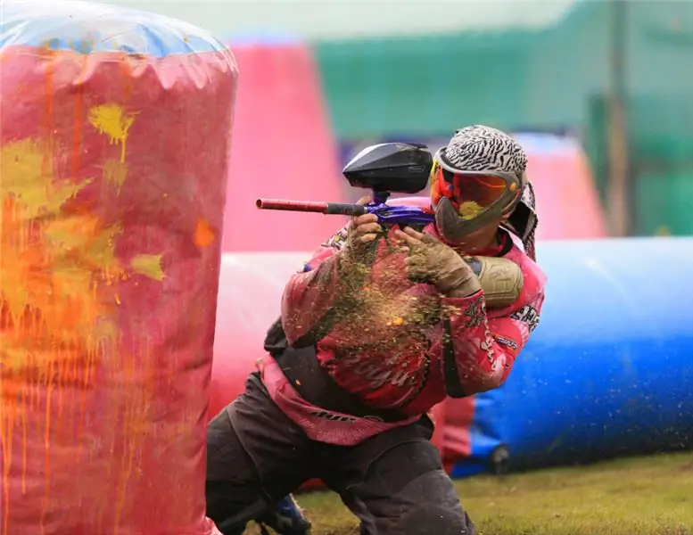 Пейнтбол - тактический командный вид спорта. Участники пытаются отметить себя цветными шариками. Они стреляются из специальных маркеров. (Изображение: tor1d/fotolia.com)