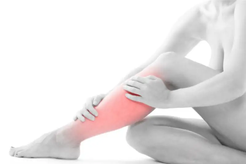 Многие люди с дислипидемией принимают статины для снижения уровня холестерина. Пострадавшие часто жалуются на сильную мышечную боль и судороги. В течение многих лет эти побочные эффекты приписывались психологическим причинам. Теперь ученые обнаружили доказательства непереносимости статинов. (Изображение: SENTELLO/fotolia.com)