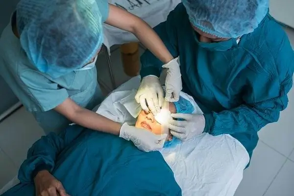 Хирургия катаракты, вот что вы должны знать - Alodokter