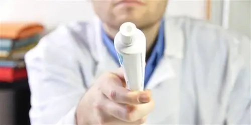 Врач принимает решение о лечении геморроя