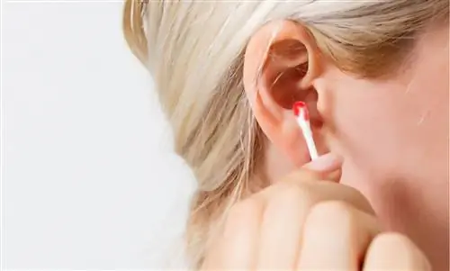 Кровь в ухе: что вызывает кровотечение из уха