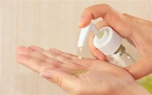 Попрощайтесь с простудой этой зимой с собственным дезинфицирующим гелем