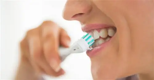 Чистить зубы