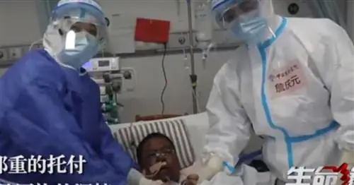 Китай: Кожа двух врачей, лечащихся от коронавирусной инфекции, потемнела